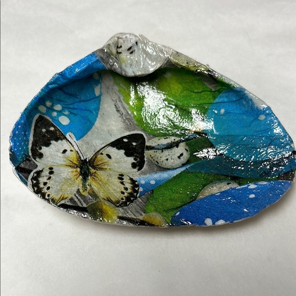 Hand Crafted  Decoupage Butterfly Shell Trinket Dish - Picture 1 of 10